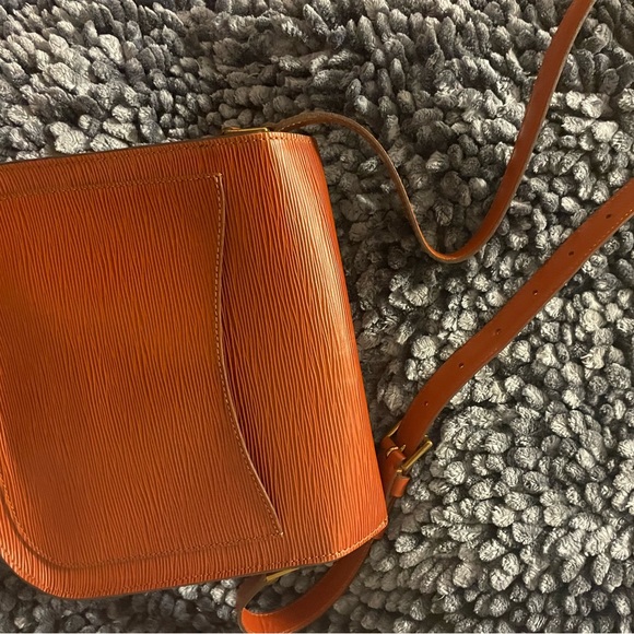 Louis Vuitton Epi shoulder bag with outside pocket. Never used. - Picture 4 of 6